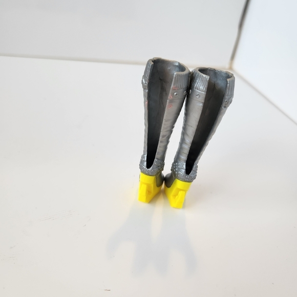 Monster High Doll Frankie Stein Freaky Fusion Tall Silver Yellow Boots Parts - Picture 3 of 4